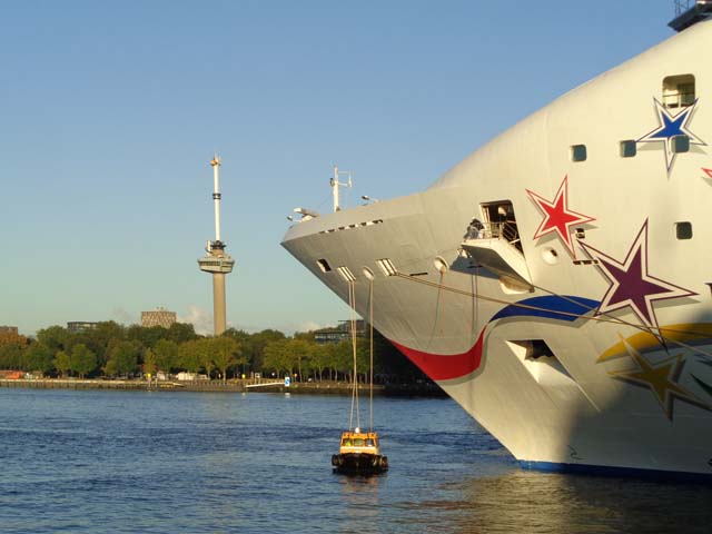 Cruiseschip ms Norwegian Star van Norwegian Cruise Lines aan de Cruise Terminal Rotterdam